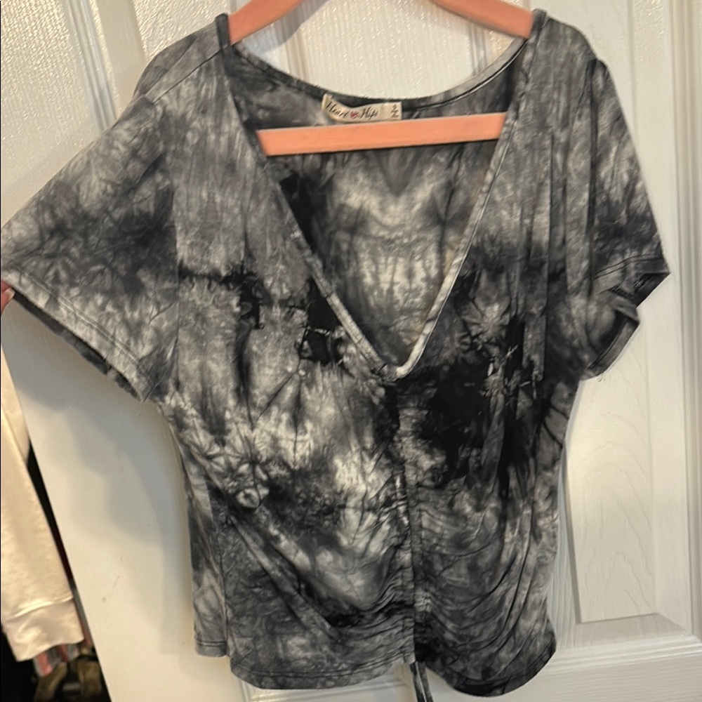 Boutique  Black and Gray Tie Front Short Sleeve shirt
